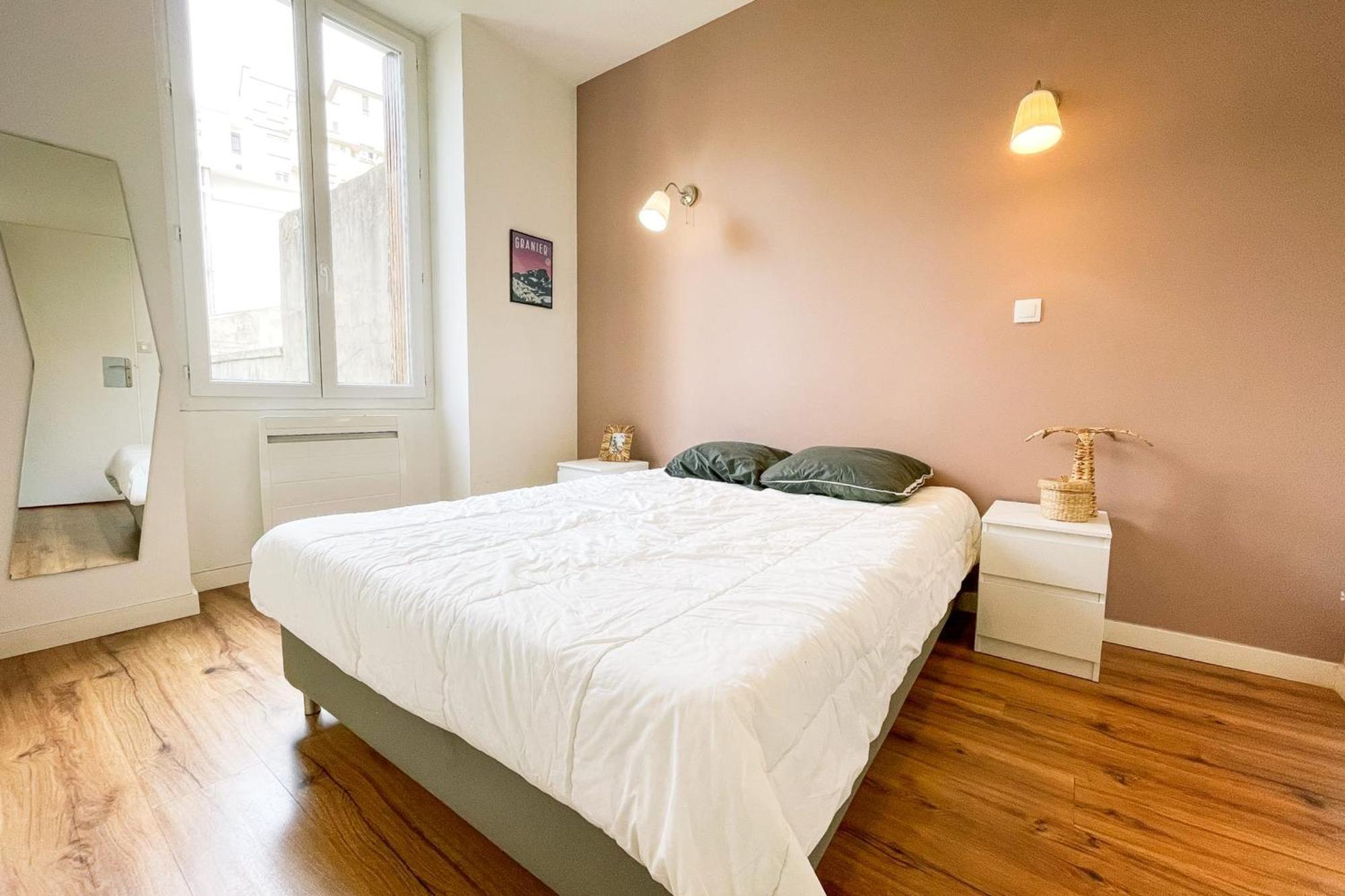 #g3 The Authentic T2 Downtown Balcony Tramway Apartment *