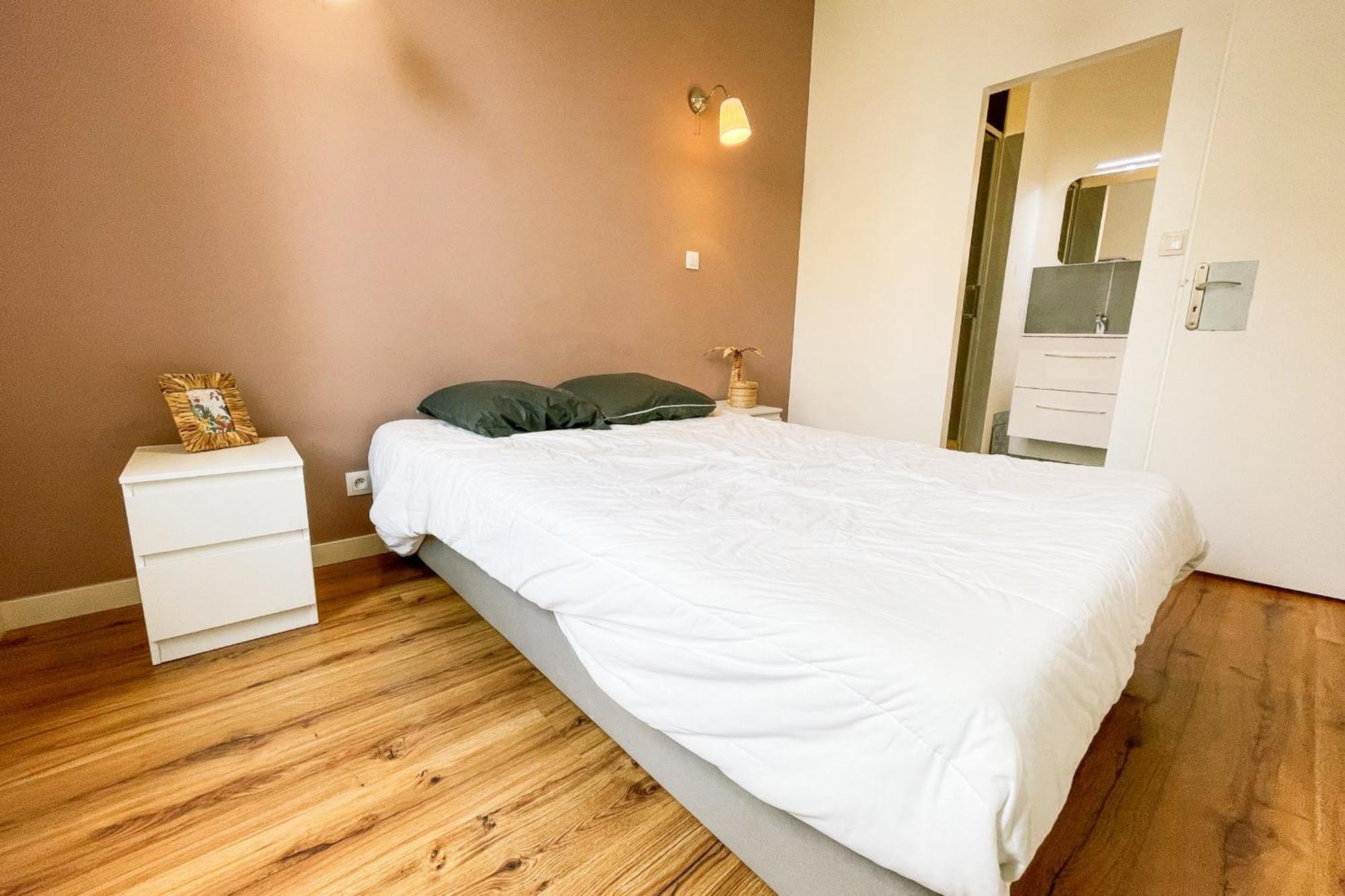 #g3 The Authentic T2 Downtown Balcony Tramway Apartment *